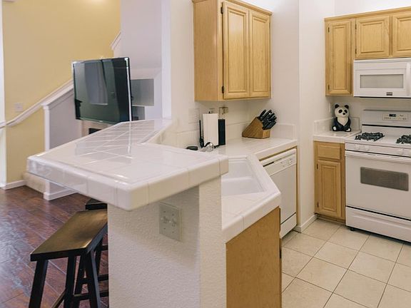 5th image of 1071 Esparanza Way