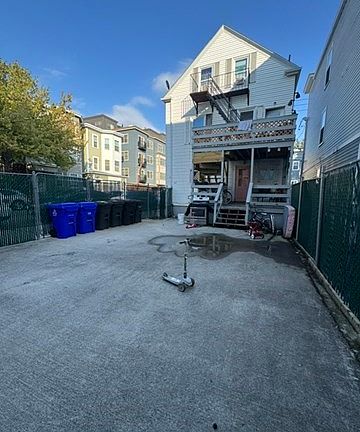 4th image of 307 Maverick St