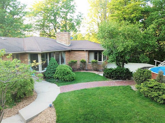 3rd image of 1919 Brookmoor Dr NE