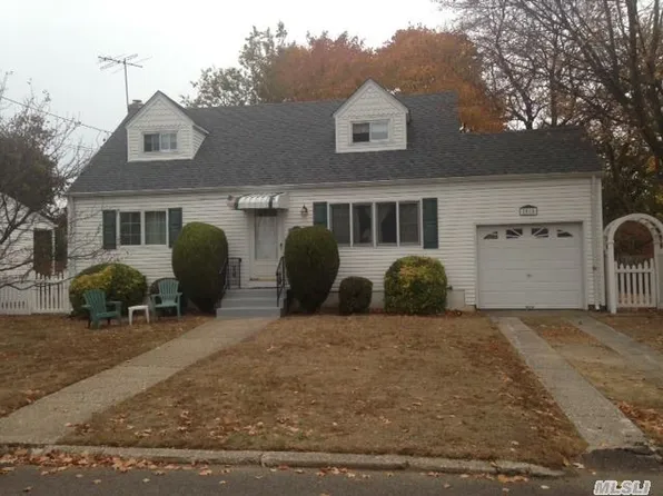 1015 N Fulton Ave, Lindenhurst, NY 11757