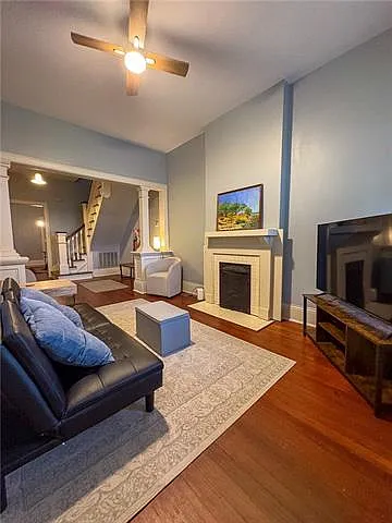 7816 S Claiborne Ave — Photo 2