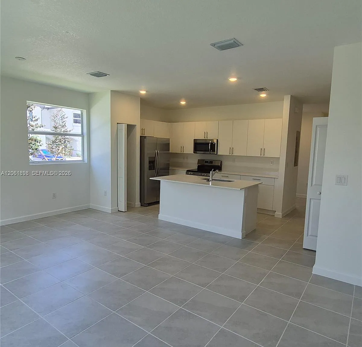 4 bed, 1500 sqft, $2,960 — Photo 2