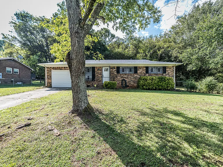 2627 Thornhill Rd NW — Photo 4