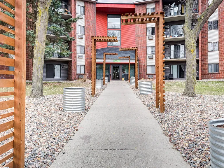 Twelve 501 Apartments — Photo 13