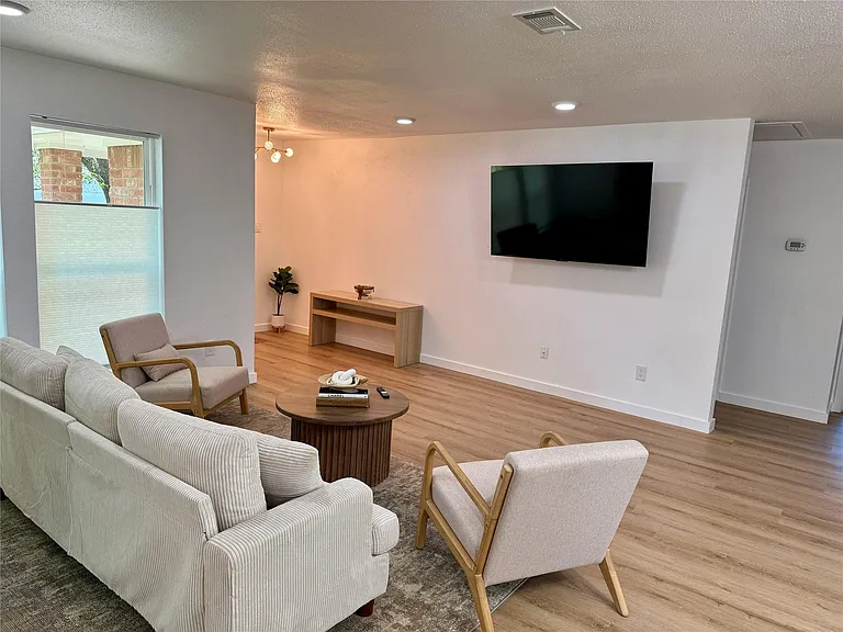8515 Mullins Dr — Photo 7