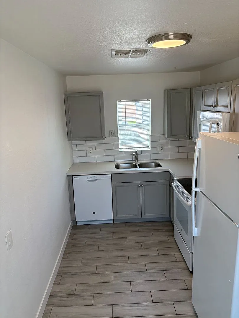 5040 N 18th Ave — Photo 3