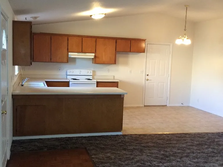 1099 SW G St — Photo 7