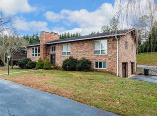 38 Tuckaway Dr, Hendersonville, NC 28792