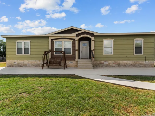 726 1ST ST, Floresville, TX 78114