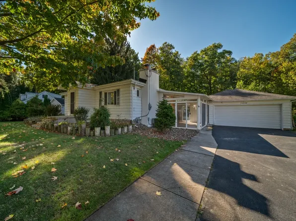 6044 Glade Dr, Erie, PA 16509