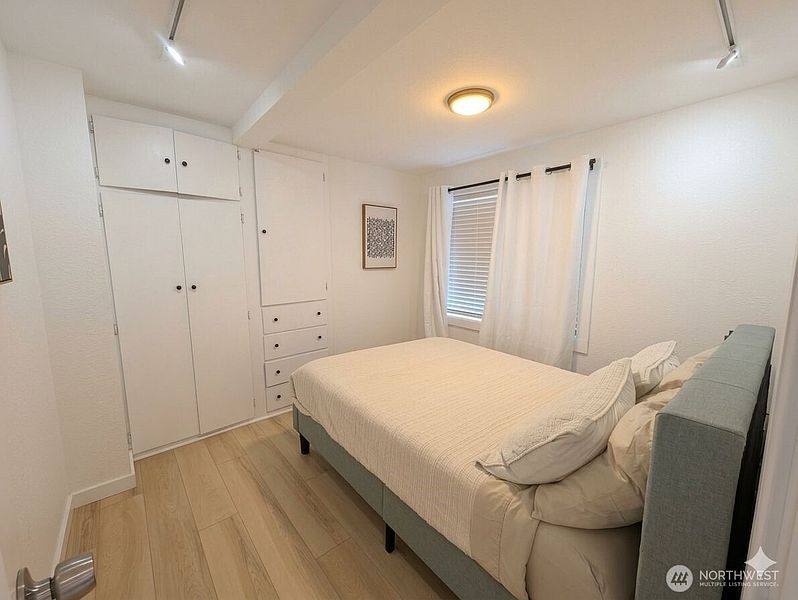 4th image of 4711 Pacific Way