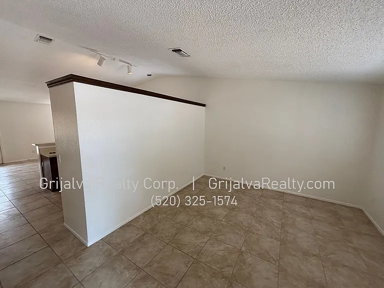 1821 W Mountain Oak Ln — Photo 3