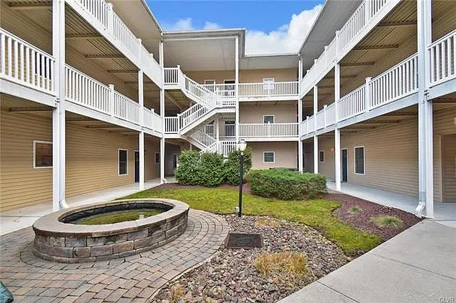 Building Photo - 252 N Walnut St #208