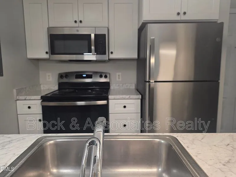 4 bed, 4.0 bath, 1219 sqft, $1,999 — Photo 2