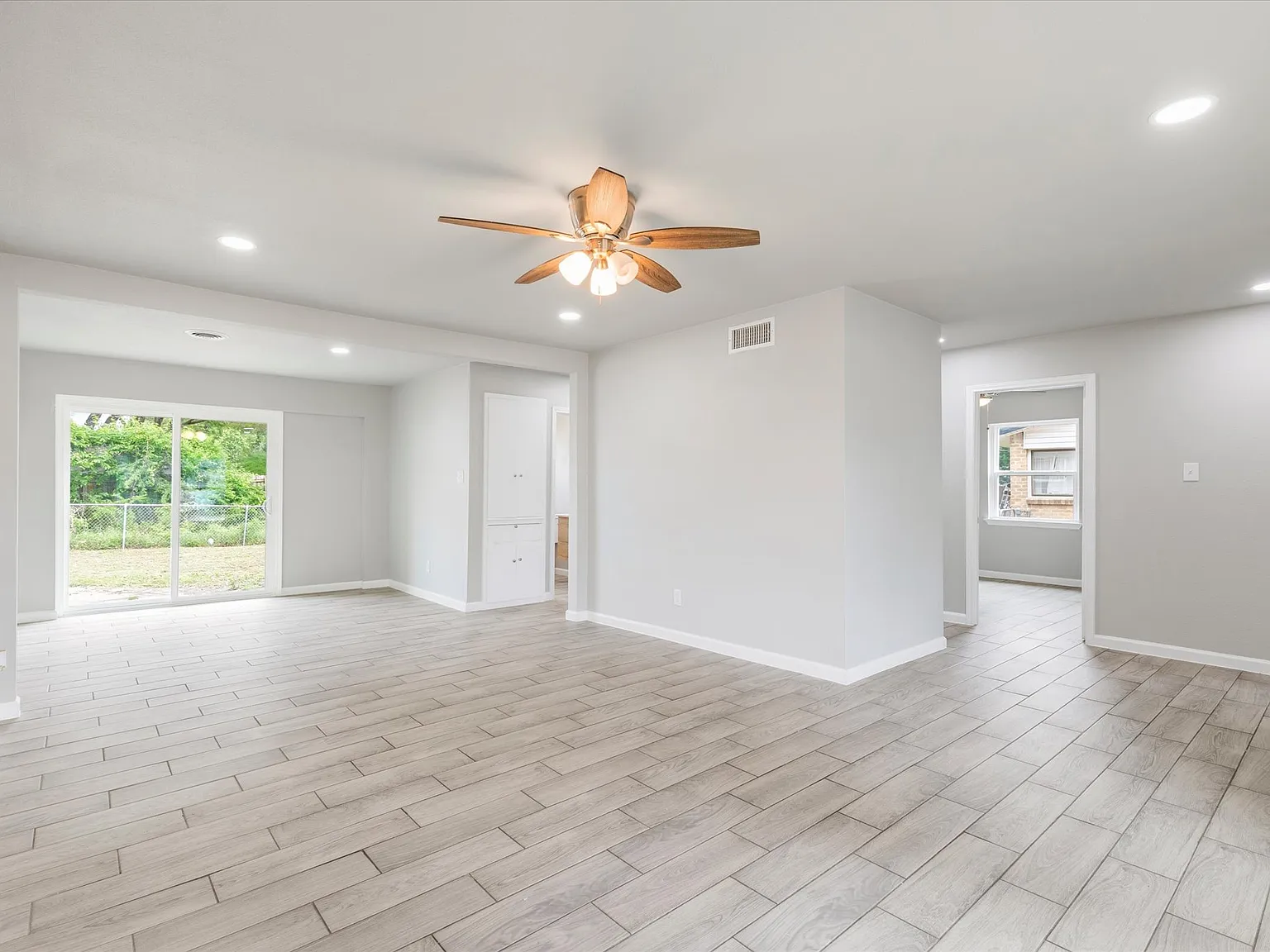 3 bed, 1356 sqft, $2,400 — Photo 2