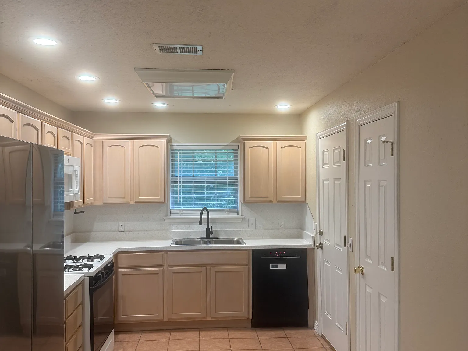 3 bed, 1.5 bath, 1164 sqft, $1,500 — Photo 2