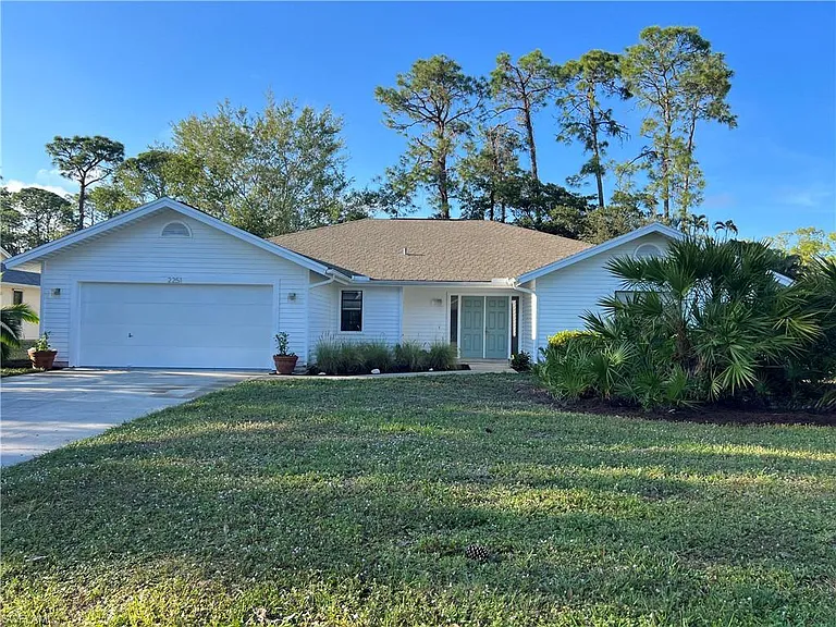 2251 Queens Way E — Photo 1