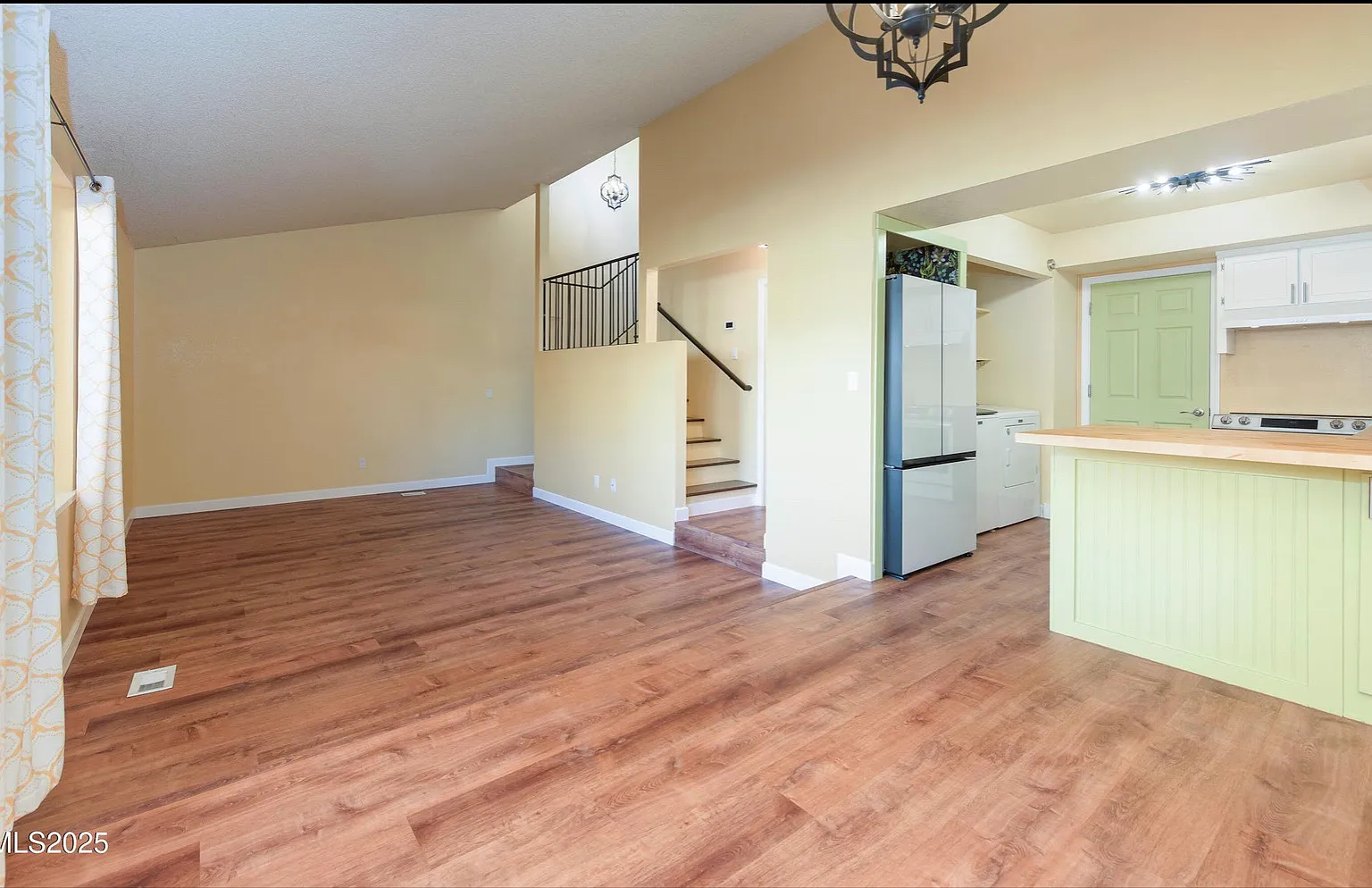 3 bed, 2.5 bath, 1221 sqft, $2,150 — Photo 2