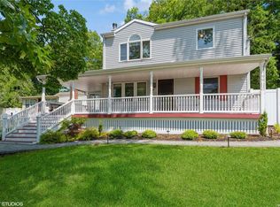 1 Canarsie Trl, Ridge, NY 11961