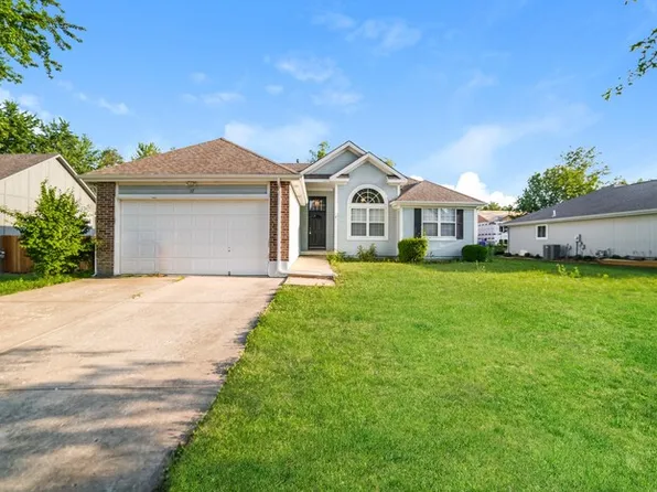 117 E Foxwood Dr, Raymore, MO 64083