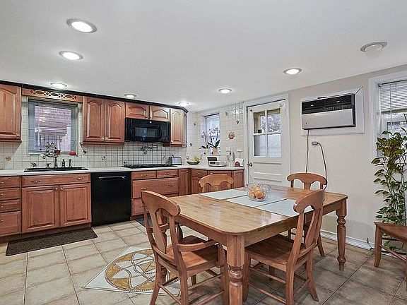 2nd image of 19254 Hollis Ave