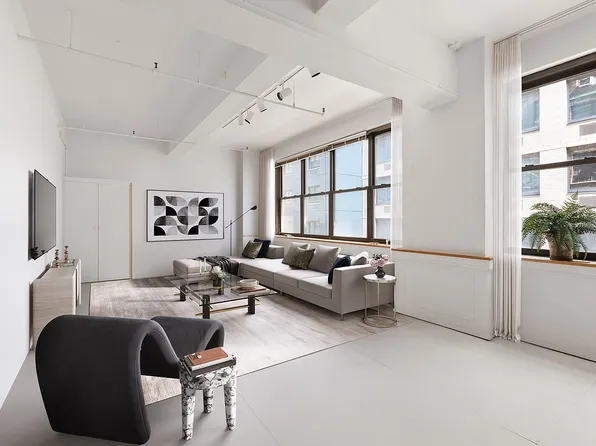 335 W 38th St APT 4, New York, NY 10018