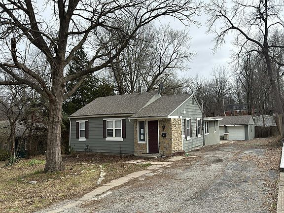 2nd image of 815 E Devon St