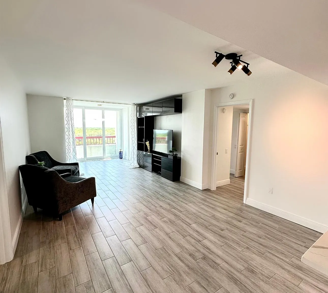 2 bed, 1085 sqft, $2,395 — Photo 4