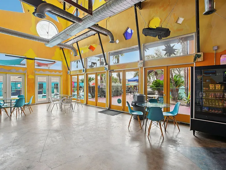 The Metropolis Apartments — Photo 30