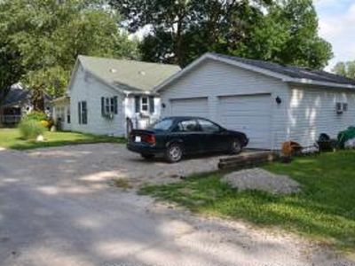 305 W Luke St, Arthur, IL, 61911