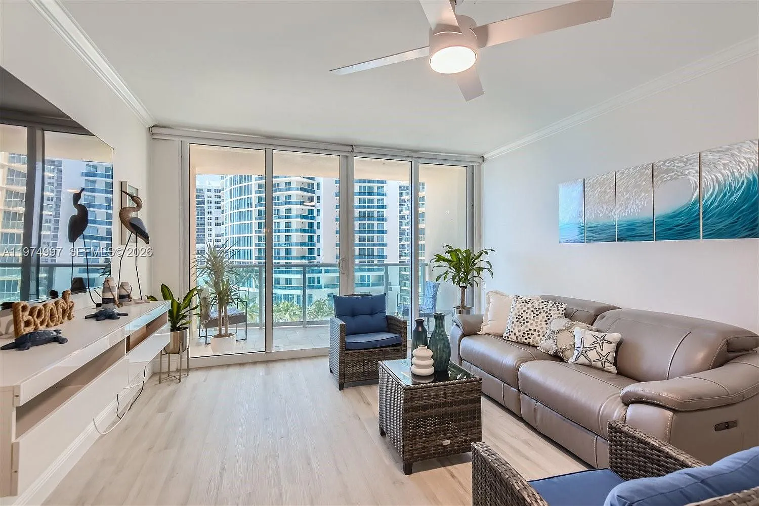 Wave Condo — Photo 2