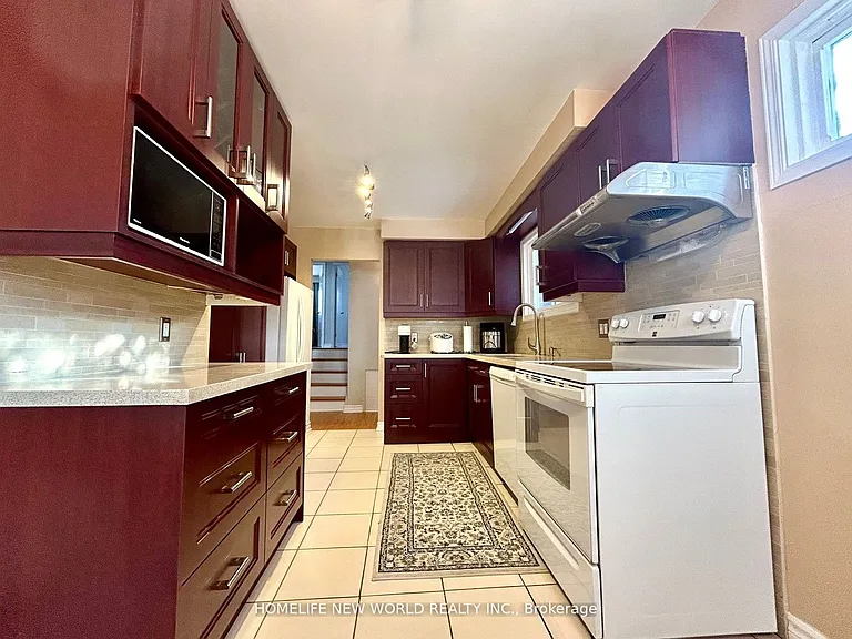 27 Hayward Cres #UPPER — Photo 6