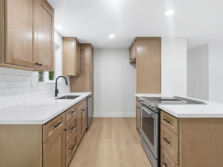 5735 SW 53rd Ave — Photo 3