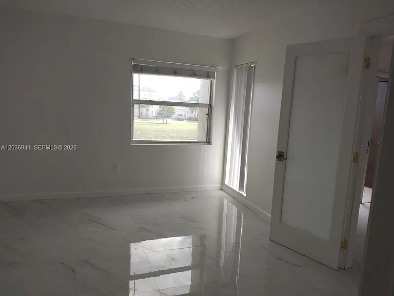 805 SW 113th Way — Photo 8