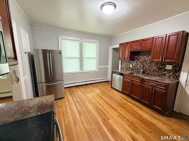 152 Lyons St — Photo 5