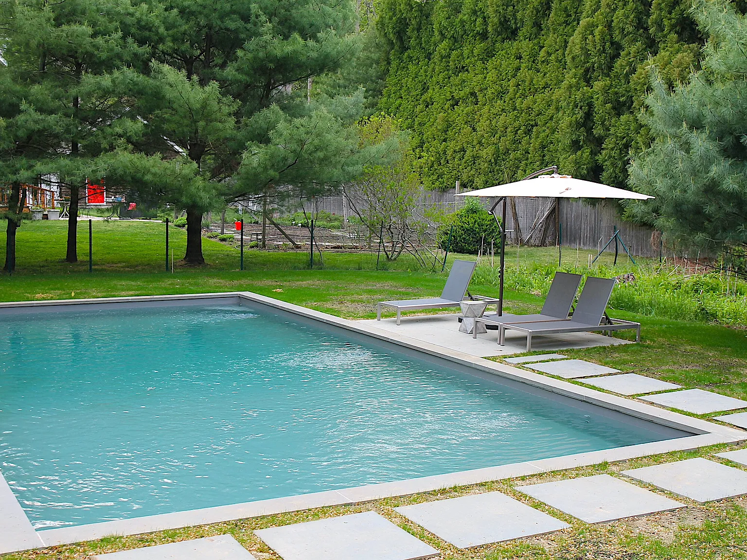Private East Hampton Getaway - Spacious with Heated Pool — Photo 2