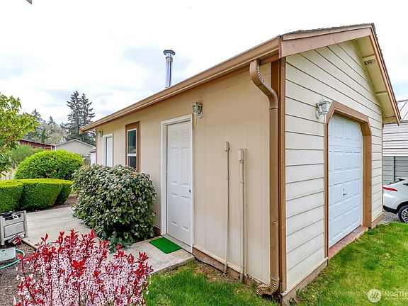 4th image of 16820 16822 32nd Avenue E