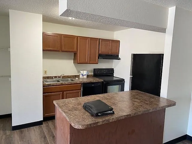 4 bed, 1.5 bath, 900 sqft, $1,200 — Photo 2