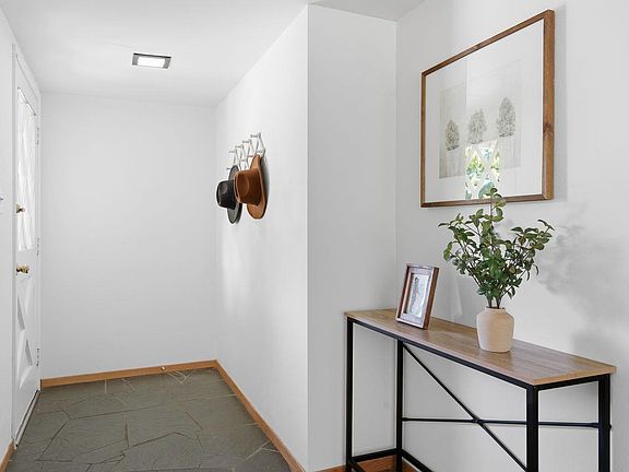 2nd image of 4744 Oakfield Cir