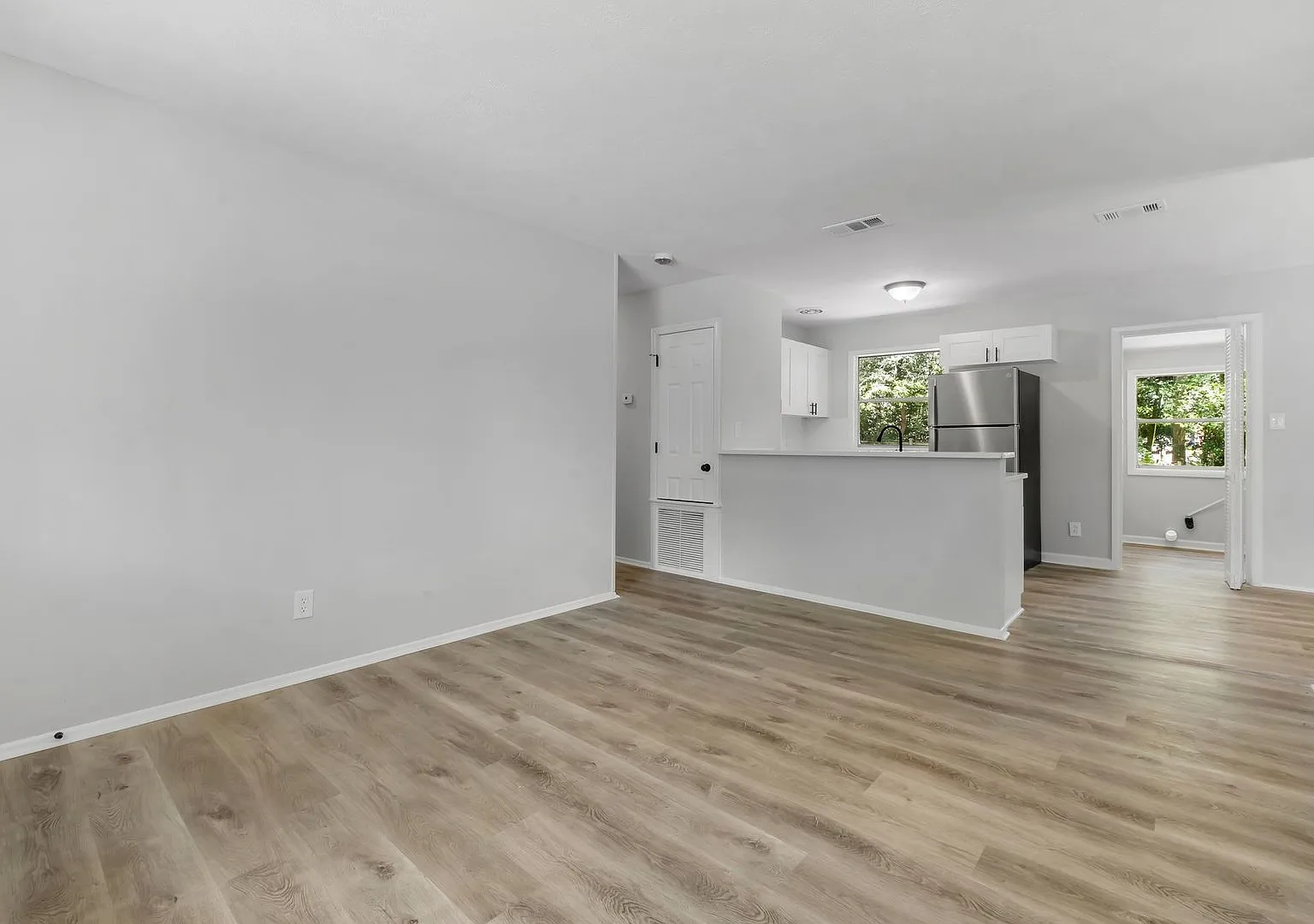 Fully Renovated 4/2 House W/ Large Yard, Solid Floors, Stainless Appliances, Quartz Counters, & M... — Photo 4