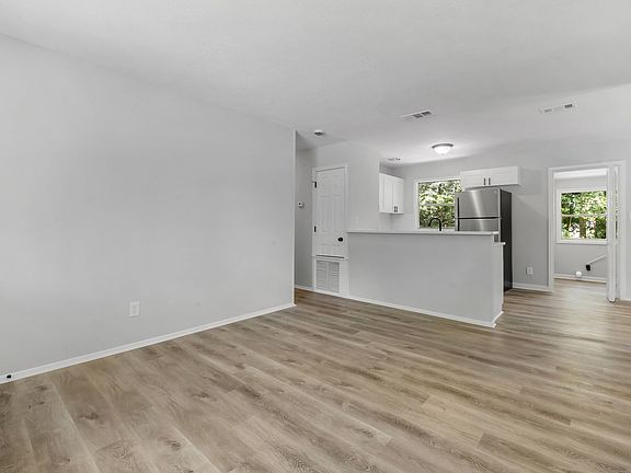4th image of 319 Meadowbrook Ln