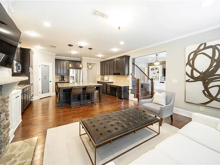 7740 Stratford Ln — Photo 8