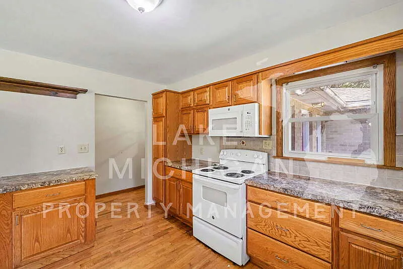 3 bed, 2.0 bath, 1421 sqft, $2,695 — Photo 4