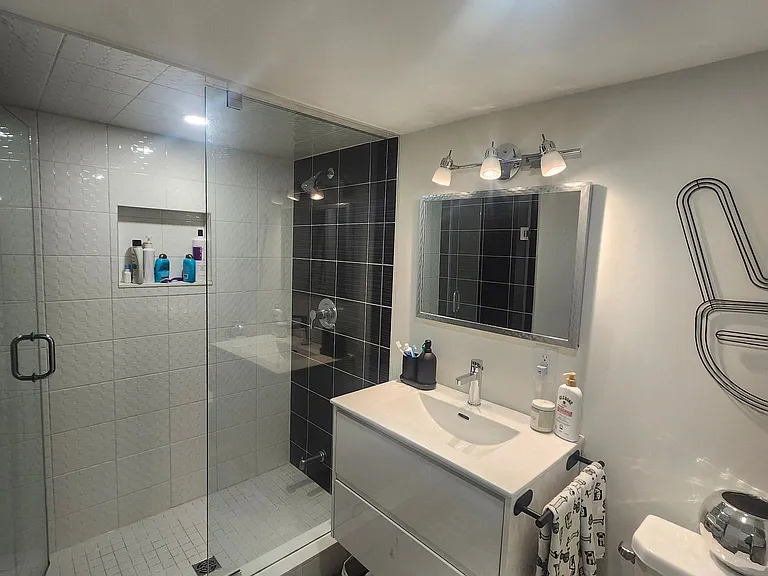 967 Dovercourt Rd #BASEMENT — Photo 5