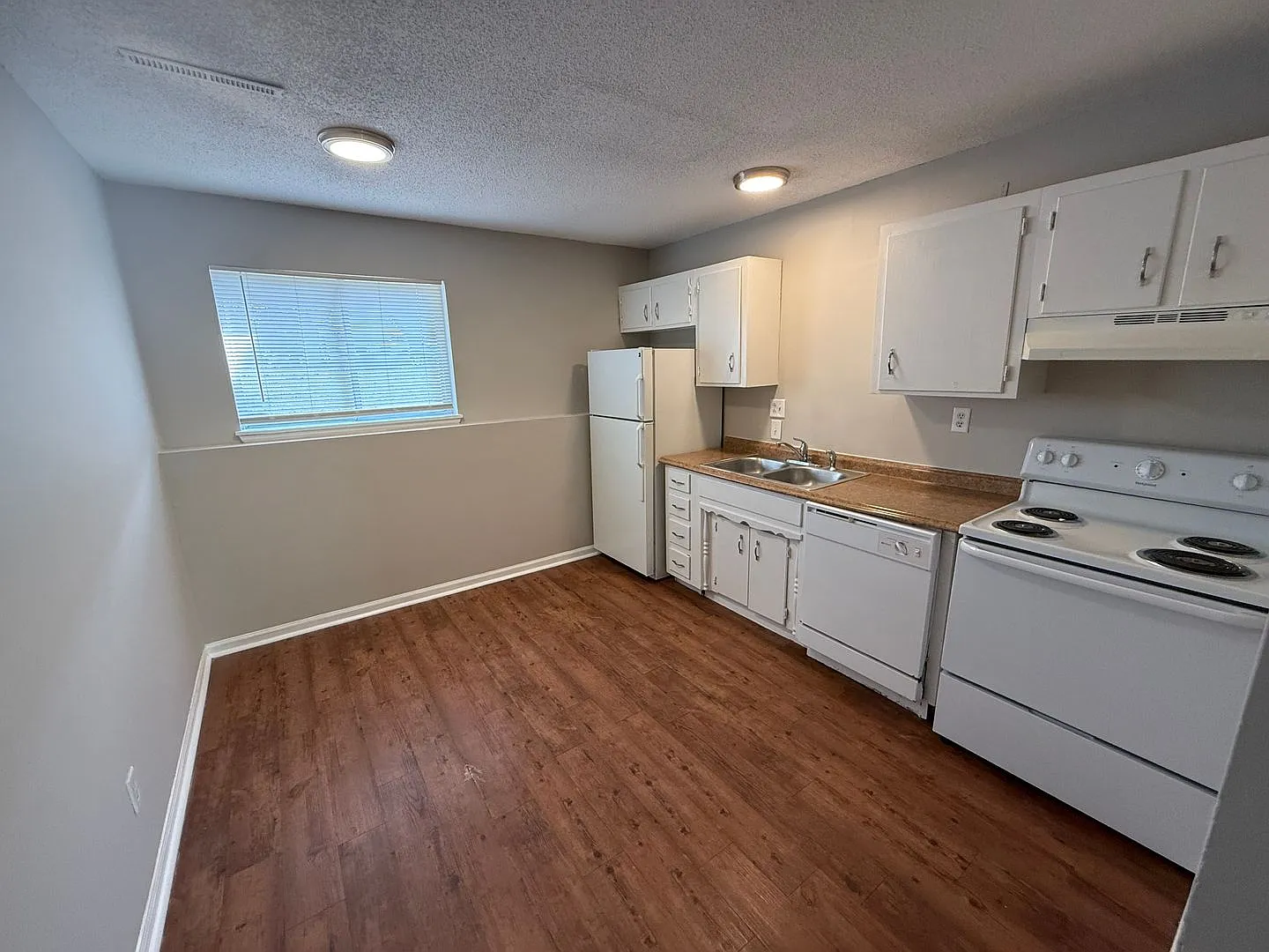 2 bedroom, 1 bath — Photo 4