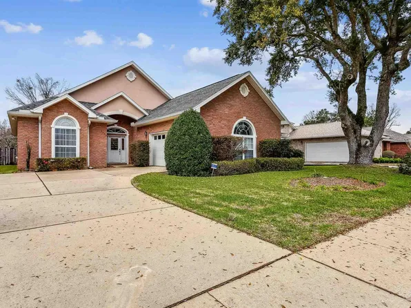 5930 Hermitage Dr, Pensacola, FL 32504