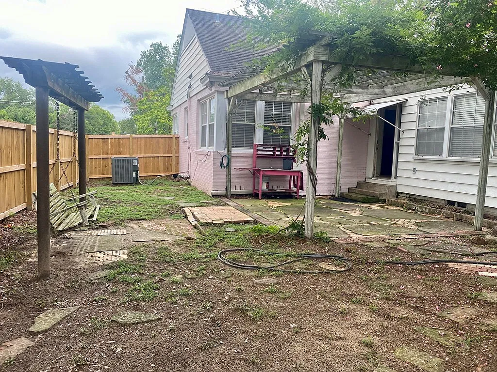 3 bed, 2.0 bath, 1500 sqft, $1,400 — Photo 2