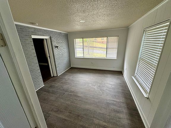 4th image of 220 W Crest Rd