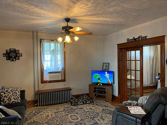 2nd image of 908 Chestnut Ave