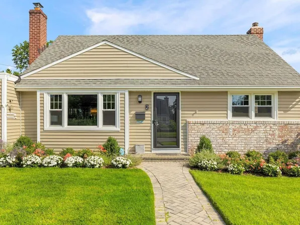 2 Greely Square, Glen Head, NY 11545